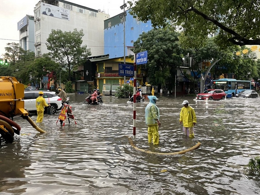 Bóng áo vàng ở những điểm trọng yếu khi xảy ra ngập lụt