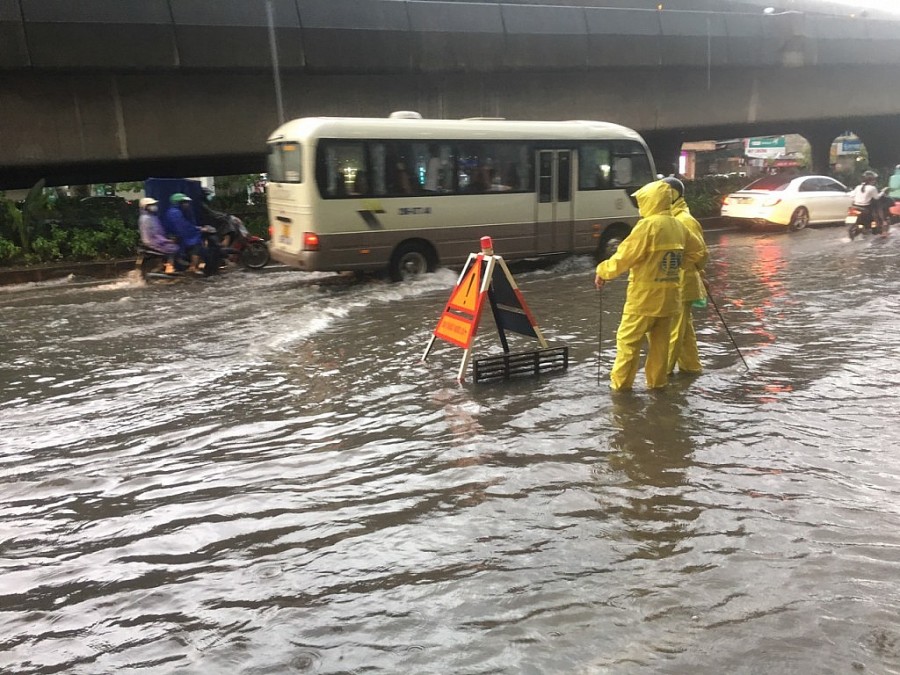 Tình trạng ngập úng khi cơn mưa lớn trút xuống Thủ đô ngày 29/5