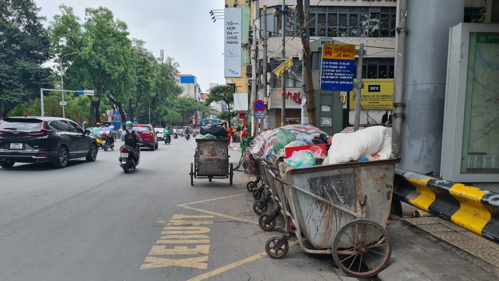 Sân chơi, trạm xe buýt… "nhường chỗ" cho rác thải
