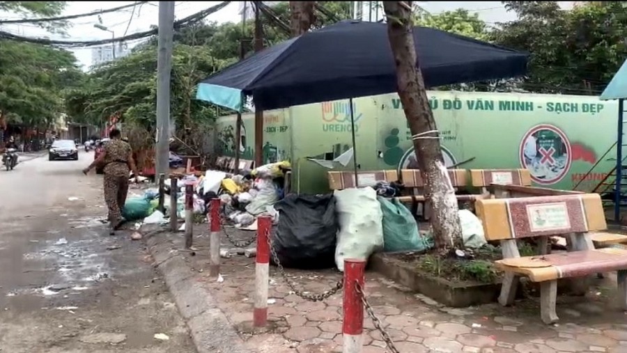 Rác thải tràn từ vỉa hè xuống lòng đường khu vực sân chơi - vườn cộng đồng tại điểm chân cẩu rác phường Ngọc Hà (Ba Đình) hôm 7/6/2022
