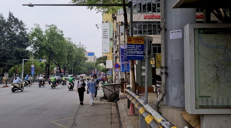 Người đi bộ không còn vỉa hè, đành đi ngược chiều dưới lòng đường để vào nhà chờ xe buýt