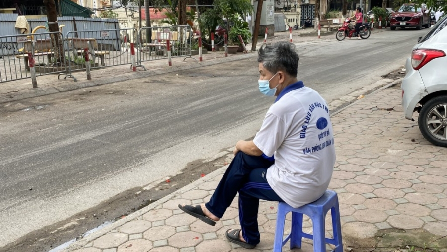 Người dân được cắt cử ra nhắc nhở, yêu cầu không vứt rác. Tuy nhiên, nhiều người khác cho rằng, đây chỉ là giải pháp tình thế.