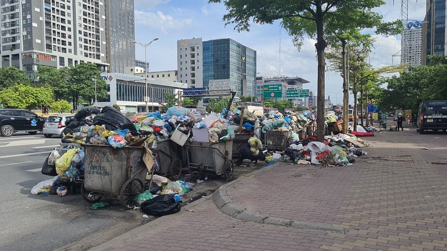 Một điểm tập kết rác ở đường Phạm Hùng