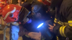 Cháy nhà ở Hàng Bạc lúc rạng sáng: 2 người dân được cứu thoát