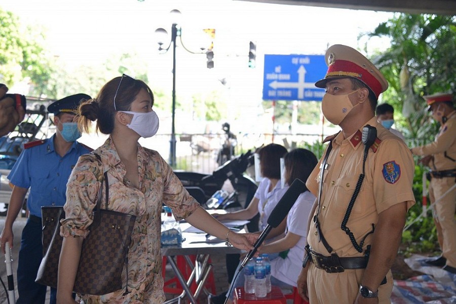 Phóng viên báo Tuổi trẻ Thủ đô phỏng vấn cán bộ Cảnh sát giao thông Hà Nội trong ngày đầu tiên Hà Nội thực hiện giãn cách xã hội vì dịch COVID-19