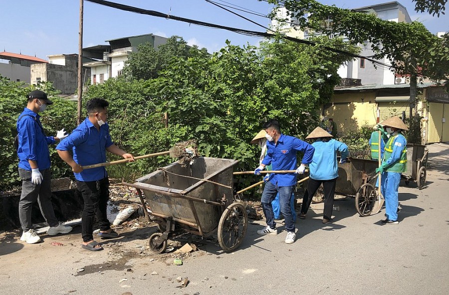 Giữa thời tiết nắng gắt, mọi hoạt động diễn ra rất khẩn trương