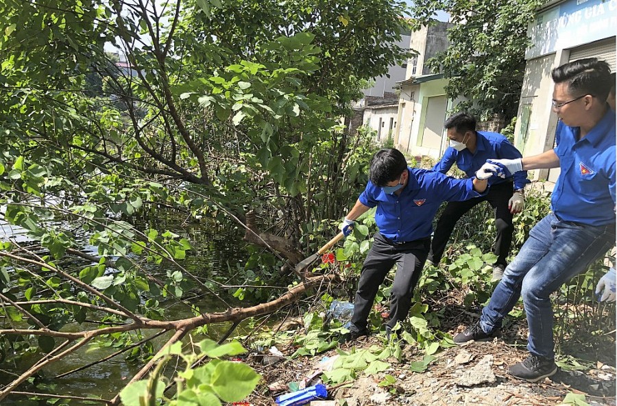 Huyện Thanh Trì (Hà Nội): Gần 100 thanh niên ra quân làm sạch môi trường