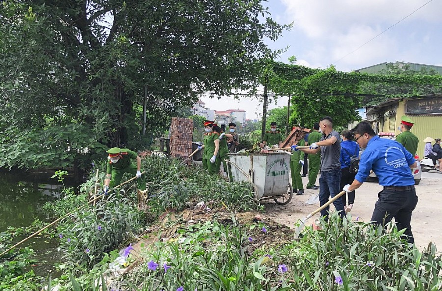 Đoàn viên, thanh niên tích cực khơi thông dòng chảy đoạn sông Tô Lịch