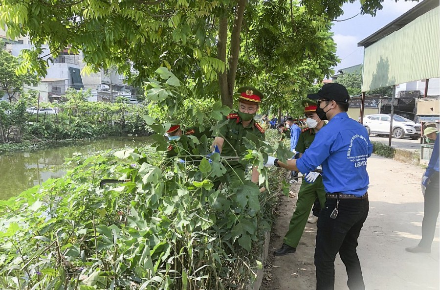 Huyện Thanh Trì (Hà Nội): Gần 100 thanh niên ra quân làm sạch môi trường