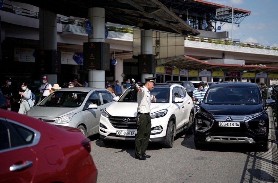 Lực lượng an ninh sân đỗ ô tô tăng cường điều tiết giao thông giữa dòng xe nối đuôi nhau từ sáng sớm đến tối muộn