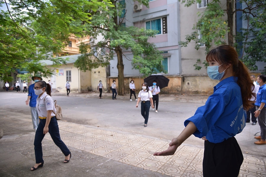 Bạn Trà My, sinh viên năm thứ Nhất tham gia diễn tập công tác tổ chức kỳ thi tốt nghiệp THPT năm 2021