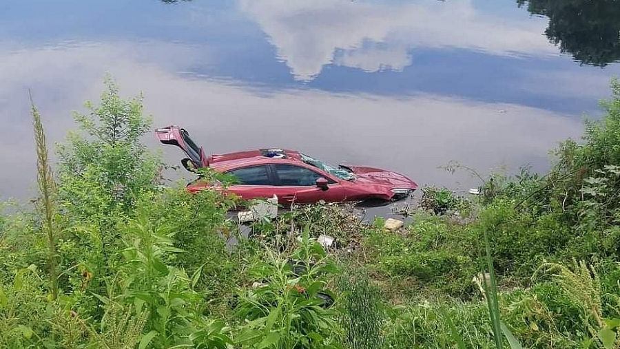 Chiếc xe nằm gọn dưới lòng sông Nhuệ