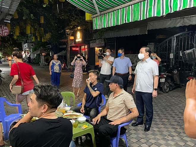 Tụ tập đông người tại quán lẩu ở phố Tống Duy Tân