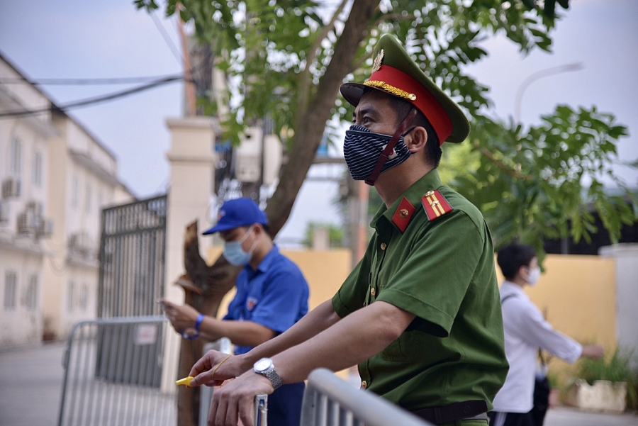 Lực lượng công an có mặt từ rất sớm để đảm bảo an ninh trật tự vòng ngoài tại điểm thi trên địa bàn huyện Đông Anh