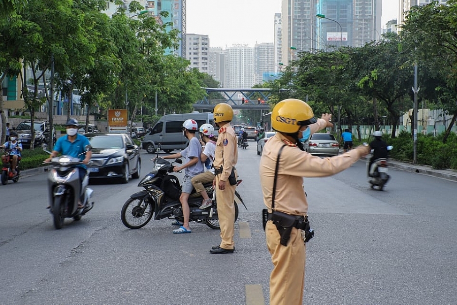 Lực lượng cảnh sát giao thông (Phòng CSGT Công an TP Hà Nội) phân luồng giao thông tại