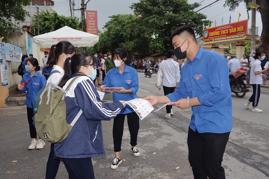 Đoàn thanh niên nhà trường phát tờ rơi về các ngành nghề đào tạo tại trường Cao đẳng Nghề kỹ thuật công nghệ cho thí sinh sau khi hoàn thành môn thi thứ hai, ngày 7/7