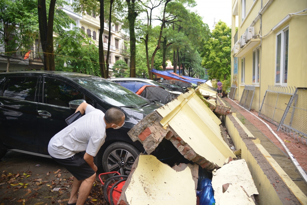 Hiện trường bức tường trường Mầm non Mai Dịch đổ sập vào rạng sáng nay 8/7