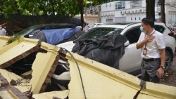 Vụ tường đổ đè hơn 10 xe ô tô, quận Cầu Giấy yêu cầu phường Mai Dịch báo cáo
