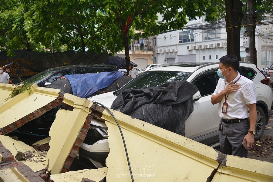 Ông Phạm Văn Lợi - Chủ tịch UBND phường Mai Dịch có mặt tại hiện trường, tuy nhiên chưa cung cấp thông tin cho báo chí Ông Phạm Văn Lợi - Chủ tịch UBND phường Mai Dịch có mặt tại hiện trường, tuy nhiên chưa cung cấp thông tin cho báo chí
