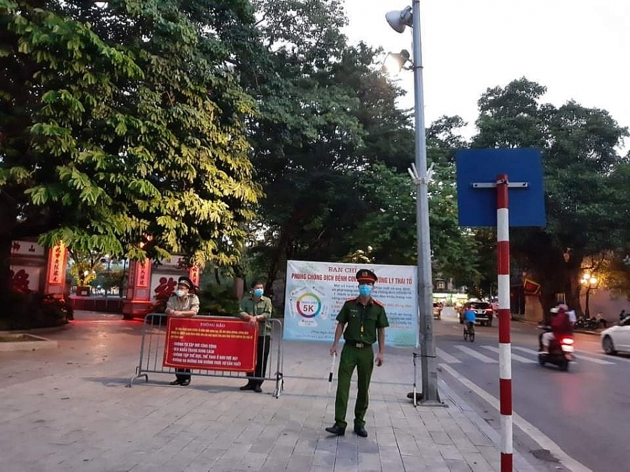 Lực lượng chức năng ra quân nhắc nhở người dân dừng tập thể dục ở khu vực hồ Hoàn Kiếm