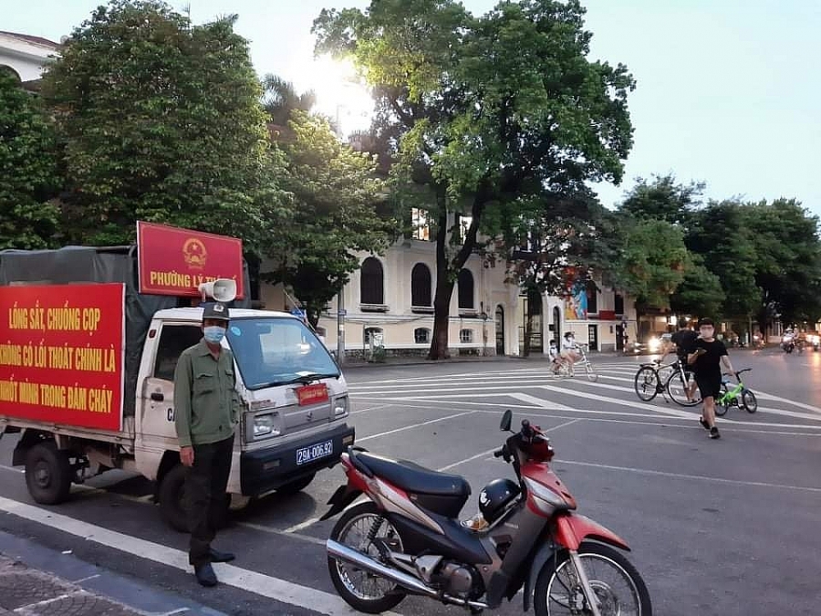 Lực lượng chức năng phường Lý Thái Tổ ra quân nhắc nhở người dân thực hiện nghiêm quy định phòng, chống dịch