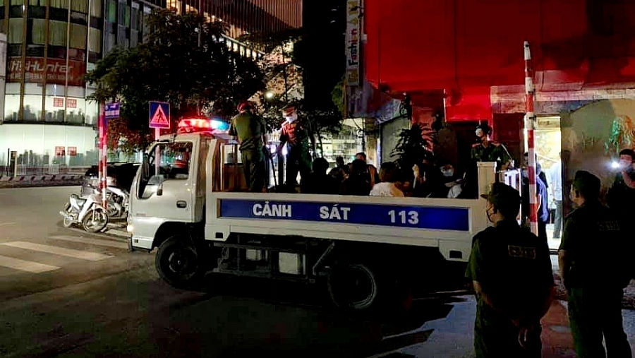 Hơn 30 khách và nhân viên tụ tập hát ở quán này
