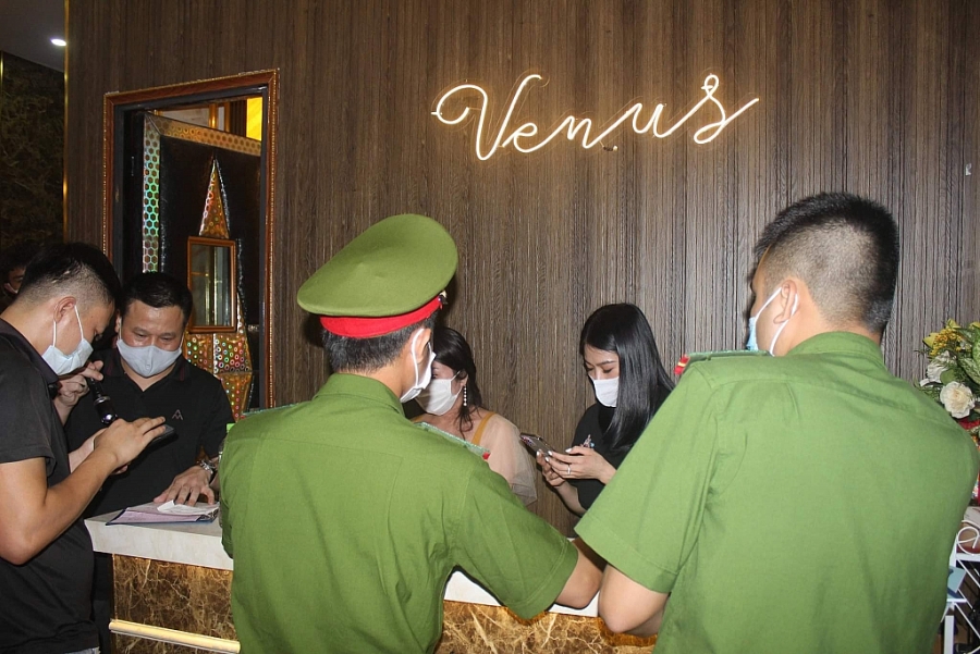 Lực lượng chức năng Công an quận Cầu Giấy kiểm tra công tác phòng chống dịch
