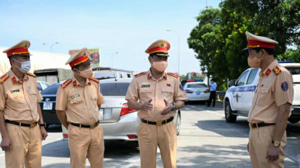 Thiếu tướng Nguyễn Xuân Đức, Cục phó Cục Cảnh sát giao thông (Bộ Công an) kiểm tra chốt phòng dịch trên cao tốc Pháp Vân – Cầu Giẽ (địa bàn huyện Thanh Trì, Hà Nội)