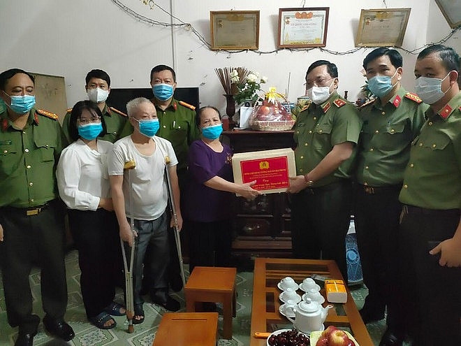 Giám đốc CATP Hà Nội tặng quà, thăm hỏi sức khỏe thân nhân gia đình liệt sĩ