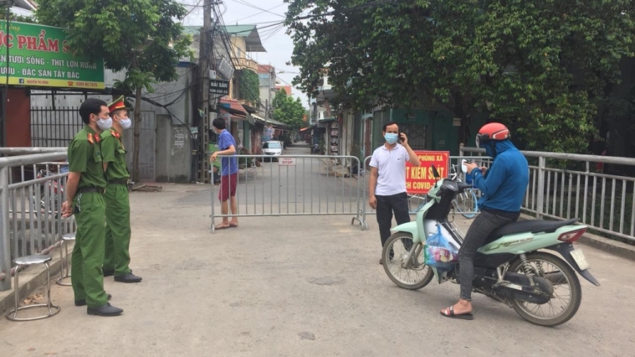 Lập chốt chặn để kiểm soát người ra vào, tăng cấp độ phòng chống dịch ở Thạch Thất