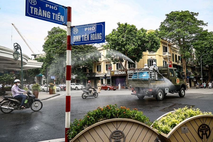 Tuyến phố của địa bàn quận Hoàn Kiếm được phun khử khuẩn