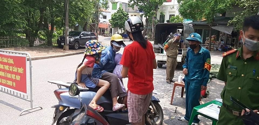 Lực lượng chức năng lập chốt xử phạt vi phạm trên địa bàn quận Long Biên