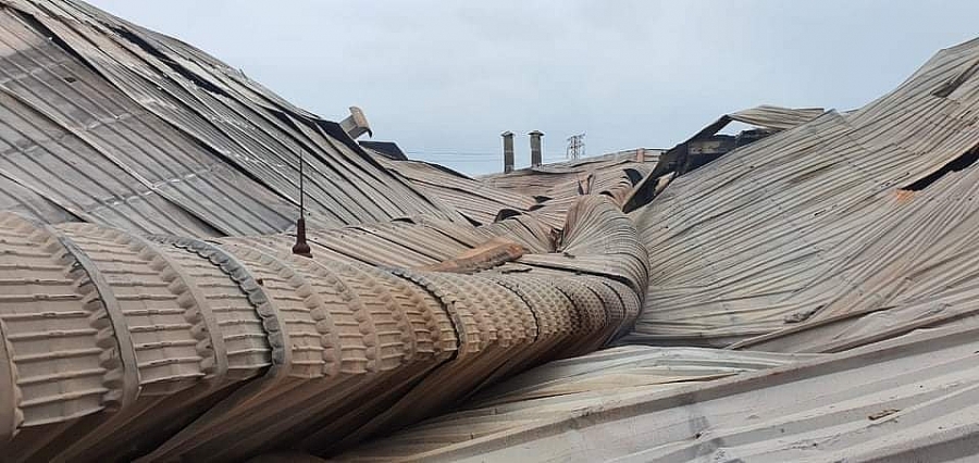 Phía trên nóc nhà xưởng