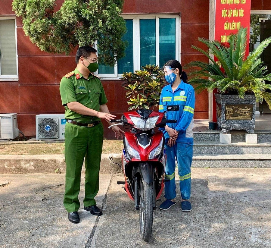 Chị Trâm được Công an quận Nam Từ Liêm trao xe máy vào sáng nay