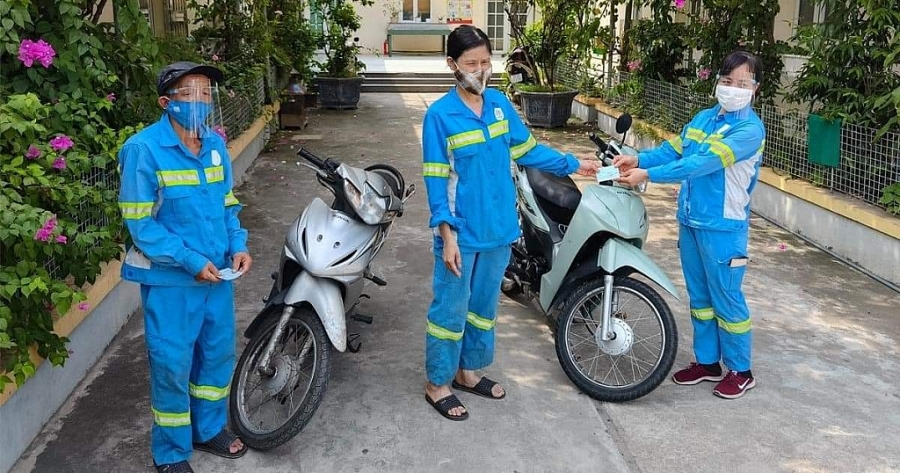 Chị Trâm tặng lại hai chiếc xe máy cho đồng nghiệp có hoàn cảnh khó khăn như mình