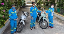 Nữ lao công bị cướp được tặng 4 xe máy, tặng lại đồng nghiệp 2 xe