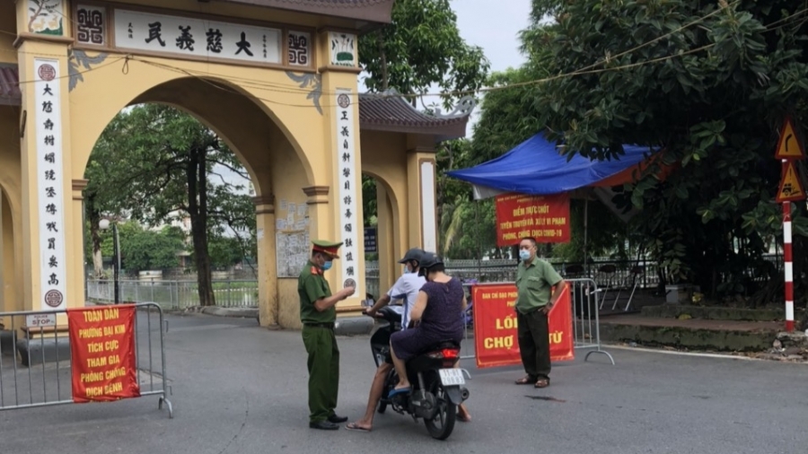 Người dân trong làng Đại Từ chấp hành nghiêm quy định và xuất trình giấy tờ cần thiết khi ra đường