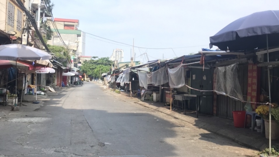 Khu vực chợ Đại Từ đã được các hộ kinh doanh quây kín, ngừng kinh doanh để phòng, chống dịch Khu vực chợ Đại Từ đã được các hộ kinh doanh quây kín, ngừng kinh doanh để phòng, chống dịch