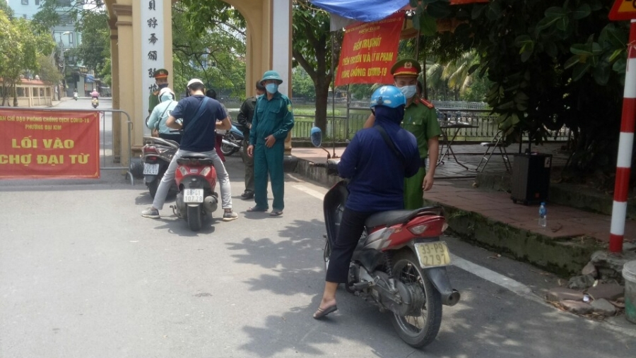 Mọi phương tiện được kiểm soát từ khi vào làng Đại Từ Mọi phương tiện được kiểm soát từ khi vào làng Đại Từ