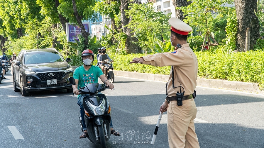 Đội CSGT lập chốt lưu động, kiểm tra ngẫu nhiên phương tiện lưu thông