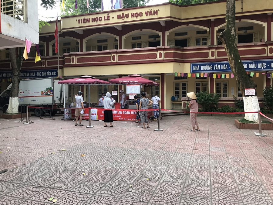 Khu vực bán hàng được tổ chức ở khu vực rộng rãi và bố trí giải phân cách