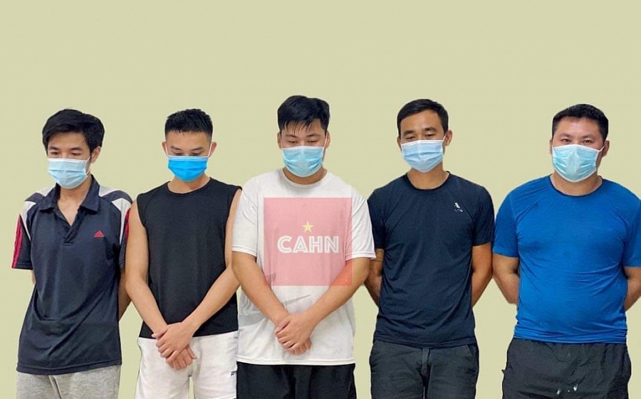 5 đối tượng bị bắt quả tang khi tụ tập đánh bạc (ảnh CAHN)