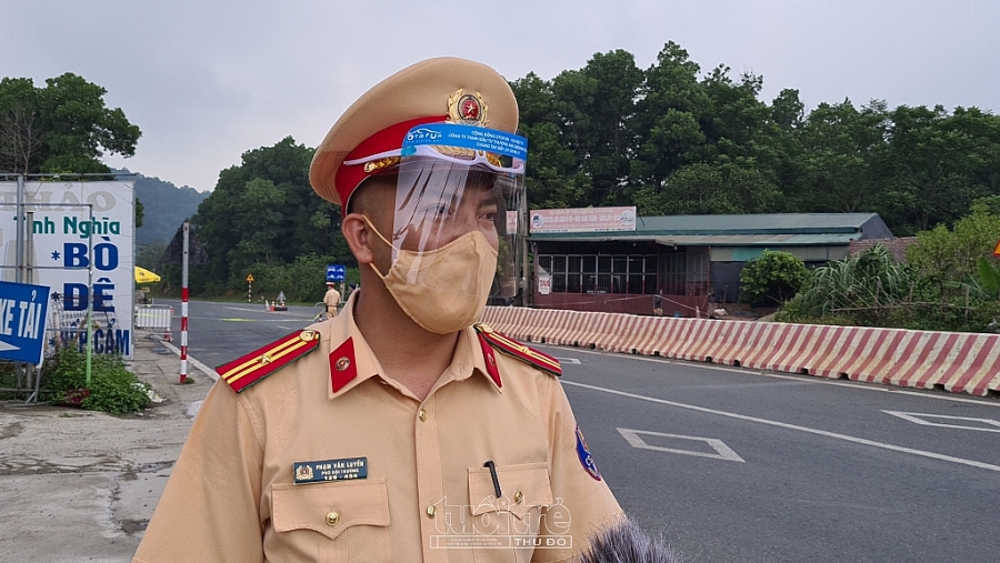 Thiếu tá Phạm Văn Luyến, thay mặt chốt ghi nhận sự đóng góp và tình cảm của người dân với lực lượng chức năng