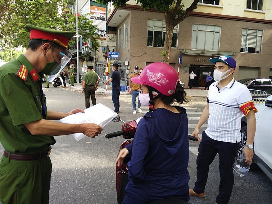 Kiểm tra giấy đi đường của người tham gia giao thông