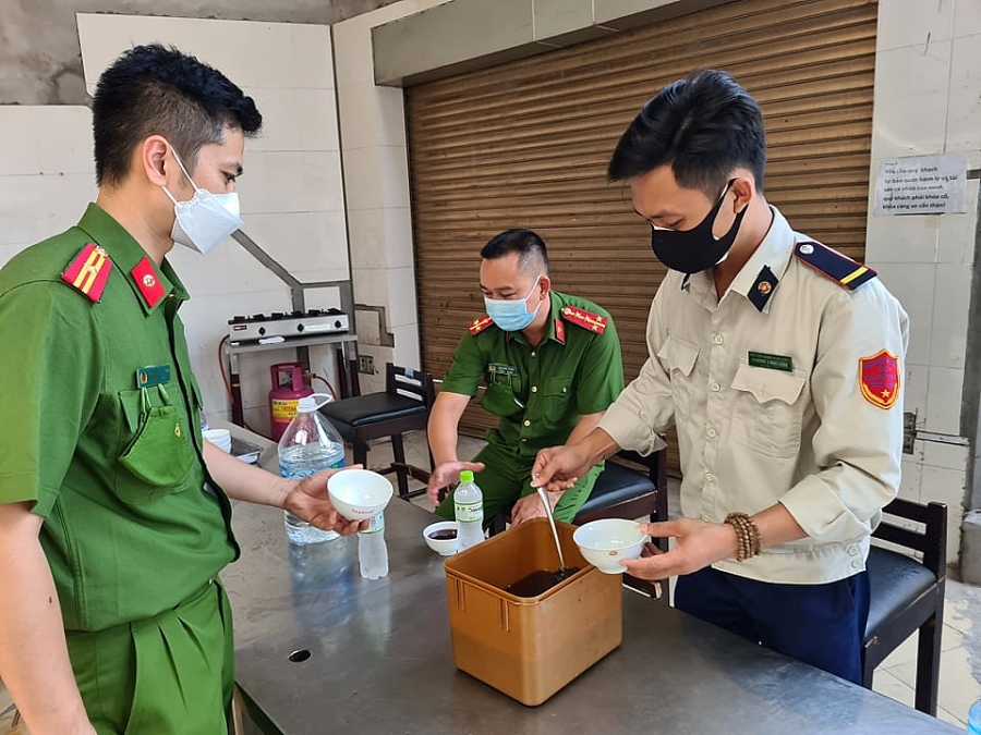 Hộp chè mát chứa đựng tình cảm biết ơn, trân quý lực lượng chống dịch được người dân ở phường Chương Dương gửi lực lượng chống dịch từ khi lập chốt