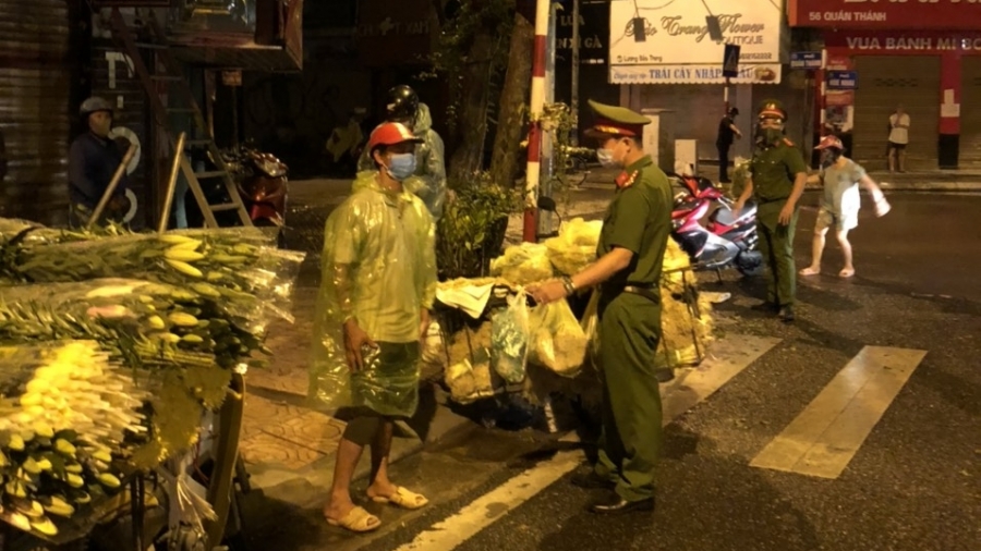 Lực lượng công an, thành viên Ban Chỉ đạo 197 phường Quán Thánh (Ba Đình) phát hiện, xử lý trường hợp người dân tụ tập họp chợ lúc sáng sớm