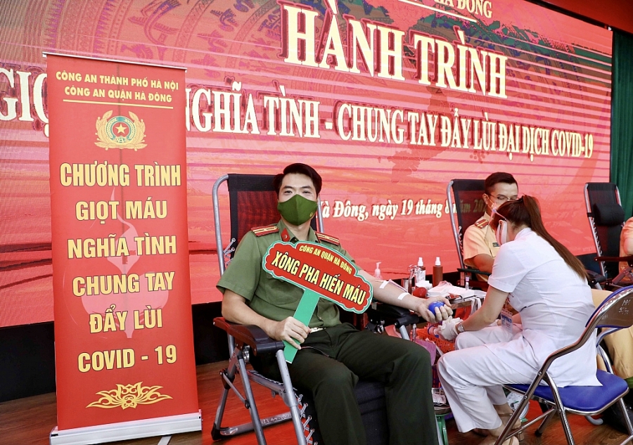 Thiếu tá Bùi Nhật Quang - phó trưởng CAQ Hà Đông, nguyên Bí thư Đoàn Thanh niên Công an TP Hà Nội tình nguyện hiến máu