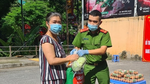 Đoàn viên Công an phường Trung Liệt tham gia trao quà hỗ trợ cho người dân