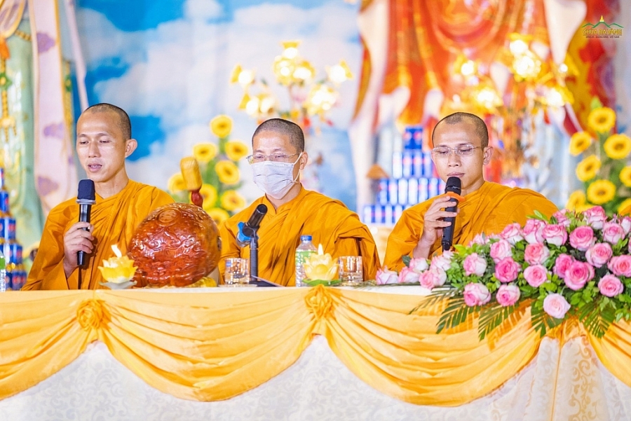 Điểm cầu chùa Ba Vàng: Chư Tôn Đức Tụng kinh cầu siêu cho các vong linh, anh linh Anh hùng Liệt sĩ và những nạn nhân tử vong vì Covid-19 Điểm cầu chùa Ba Vàng: Chư Tôn Đức Tụng kinh cầu siêu cho các vong linh, anh linh Anh hùng Liệt sĩ và những nạn nhân tử vong vì Covid-19