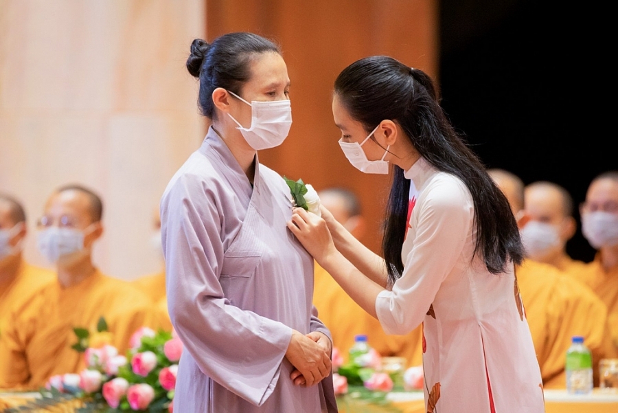 Lễ cài hoa hồng nhân mùa Vu Lan Báo Hiếu Lễ cài hoa hồng nhân mùa Vu Lan Báo Hiếu